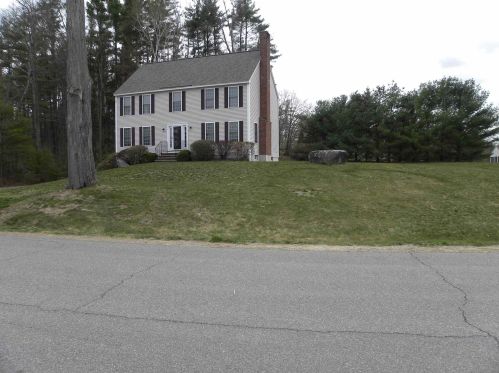 4 Lori Ln, Londonderry, NH 03053-2379