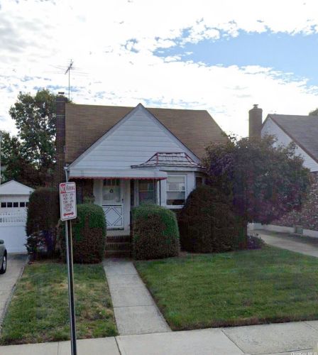 124 Heathcote Rd, Floral Park, NY 11003-1405