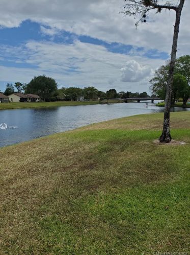 466 Long Bow Ct, West Palm Beach, FL 33411-1562