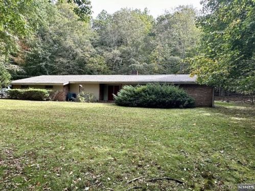 16 Deerfield Ln, Upper Saddle River, NJ 07458-1717