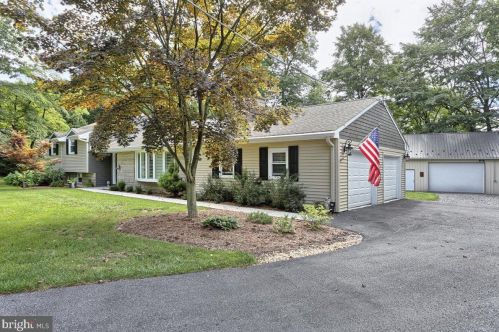 90 Lauer Ln, Camp Hill, PA 17011-1318