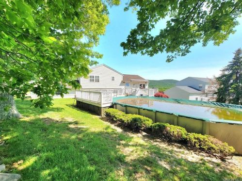 30 Clinton Dr, Washingtonville NY  10992-1300 exterior