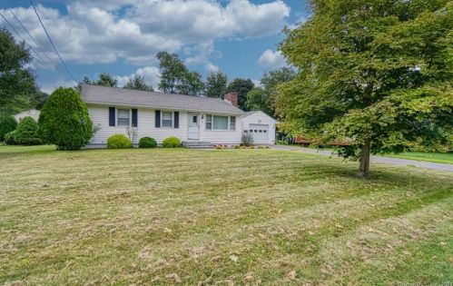 32 Maple View Dr, Waterbury CT  06716-1643 exterior
