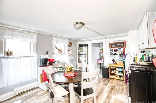 8 Jetland Pl, Bridgeport CT  06605-3318 exterior