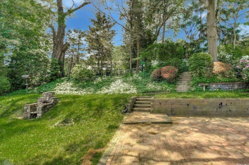 20 Clare Dr, Elwood NY  11731-1324 exterior