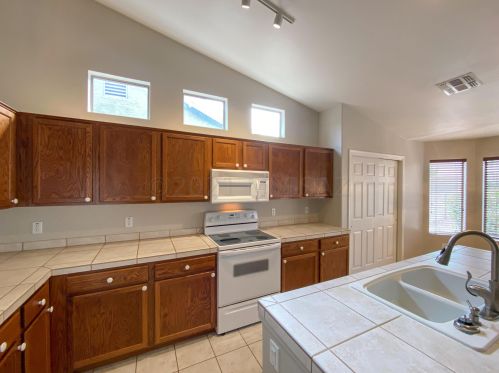 7231 Silver Sand Dr, Tucson, AZ 85743-1216