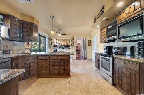 33 Lorijean Ln, Elwood NY  11731-4118 exterior