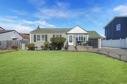 1564 6th St, Babylon, NY 11704-4524