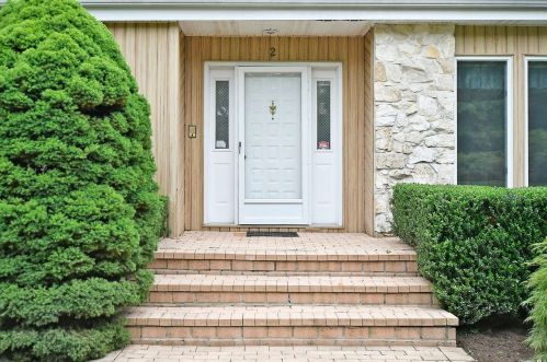 2 Deanna Ct, Huntington Station, NY 11746-4700