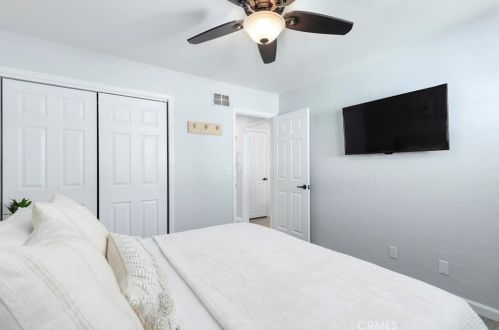 28144 Robin Ave, Santa Clarita CA  91350-2051 exterior