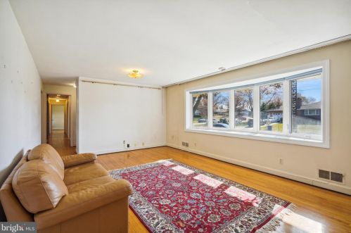 3318 Longbranch Dr, Falls Church, VA 22041-2533