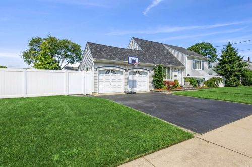748 Pease Ln, West Islip, NY 11795-3427