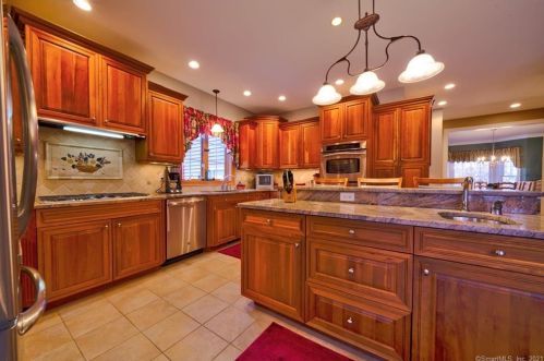 216 Watch Hill Rd, Kensington CT  06037-3657 exterior