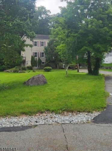 18 Berry Ln, West Milford NJ  07480-3632 exterior