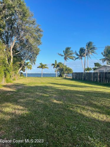 630 Banana River Dr, Merritt Island, FL 32952-2711