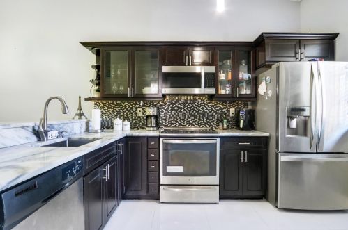 6704 193rd Ter, Hialeah FL  33015-2454 exterior