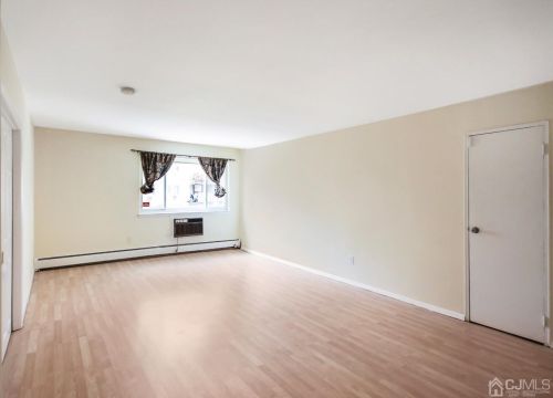 18 Lake Ave, East Brunswick, NJ 08816-1808