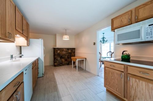 10 Baldwin Dr, Waterford CT  06385-2708 exterior