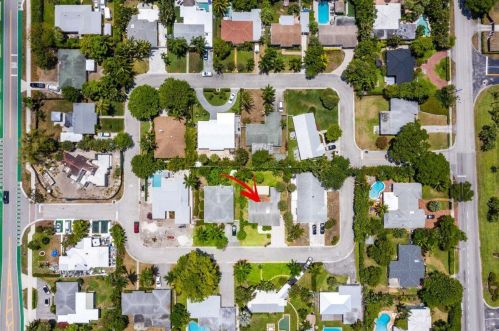 16 Swinton Cir, Delray Beach FL  33444-4256 exterior