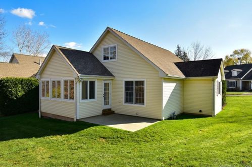 4 Hudson Ln, Windsor CT  06095-1845 exterior