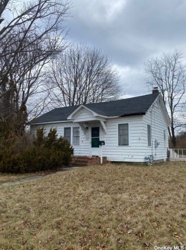 665 Country Rd, Canaan Lake, NY 11772-5550