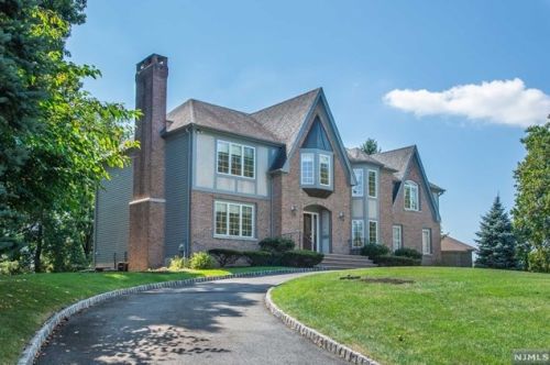 105 Delaware Ln, Franklin Lakes, NJ 07417-2923