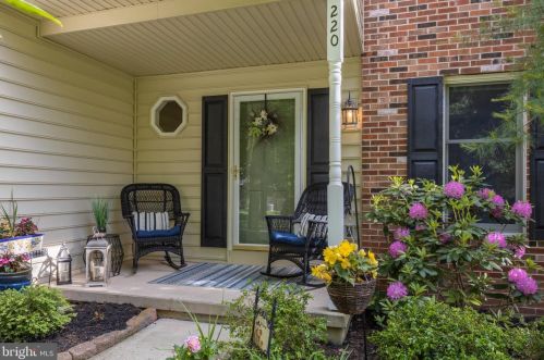 220 Grays Ln, Lansdale, PA 19446-6429