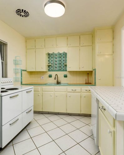 5933 15th Ave, Saint Petersburg FL  33707-3305 exterior