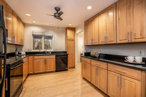 10316 Savannah Ct, Thiensville, WI 53092-5417