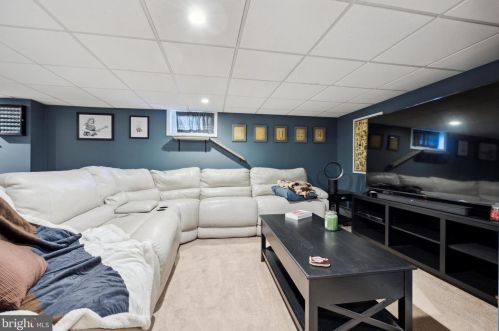 609 Crestwyck Dr, Norristown PA 19406-1574 exterior