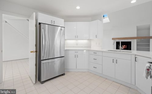 12015 Walnut Branch Rd, Herndon VA  20194-5616 exterior