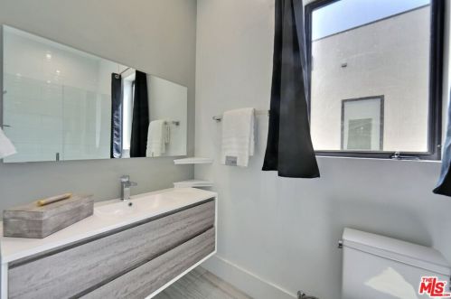 5128 Noble Ave, Van Nuys CA  91403-1376 exterior