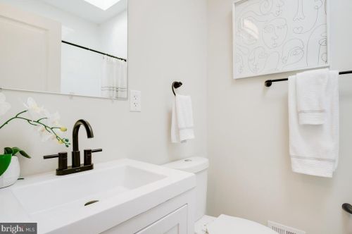 617 18th St, Washington DC 20020-6812 exterior