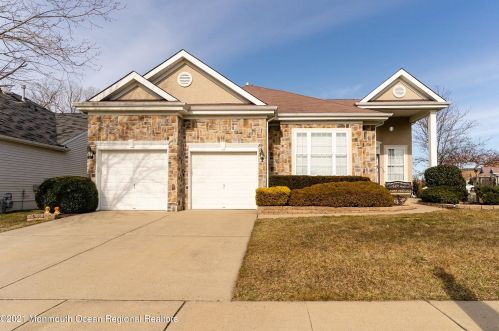 1 Seminole Ct, Jackson Twp, NJ 08527-4042