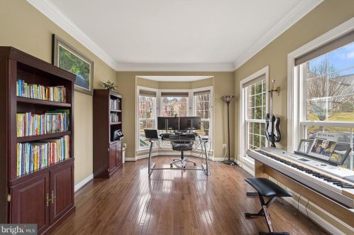 8168 Gilroy Dr, Lorton VA 22079-2936 exterior