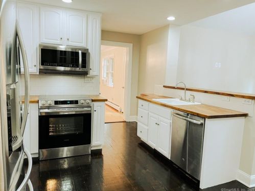 75 Mountain View Ter, Northford, CT 06472-1216