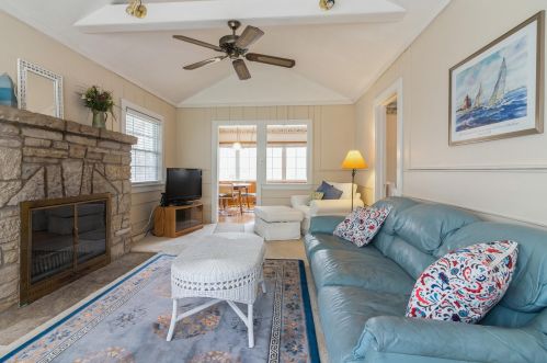 560 Oakwood Trl, Twin Lakes, WI 53181-9554