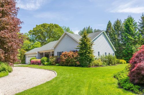 170 Cedars Rd, Nassau Point, NY 11935-2006