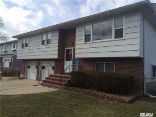 14 Newark St, North Lindenhurst, NY 11757-2821