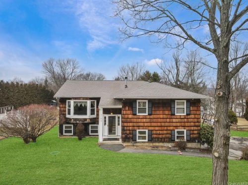 3193 Amelia Dr, Mohegan Lake, NY 10547-1901