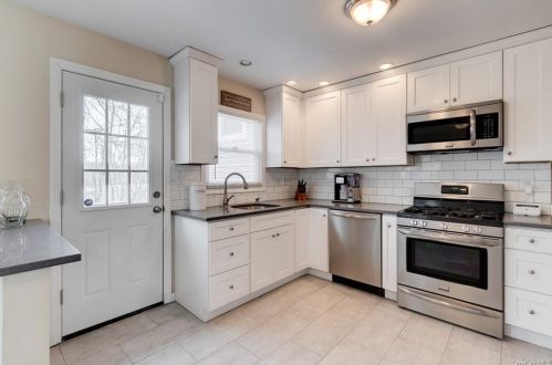 15 Downing Dr, White Plains, NY 10607-2064
