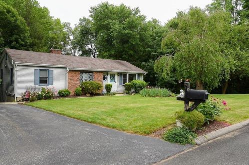 7 Horse Stable Cir, Huntington, CT 06484-3648