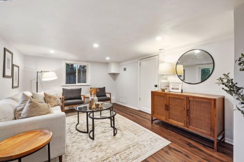 6711 Laird Ave, Oakland CA  94605-2133 exterior