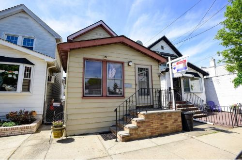 9114 Gold Rd, Jamaica, NY 11417-2417
