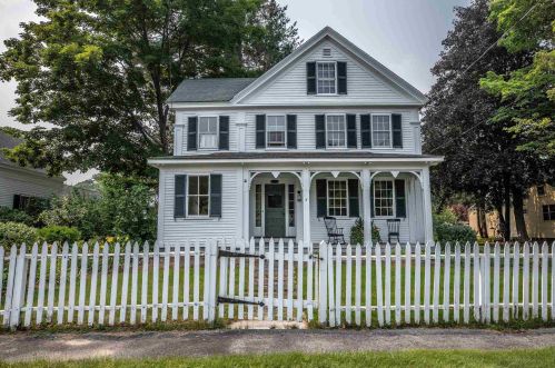 7 Carriage Rd, Amherst NH  03031-2933 exterior