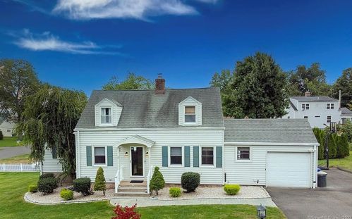 8 Skiff Pkwy, North Haven, CT 06473-3026