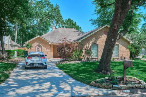 8 Devonshire Dr, Conroe TX  77304-2746 exterior