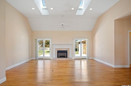 195 Montauk Hwy, Watermill NY  11976-2617 exterior