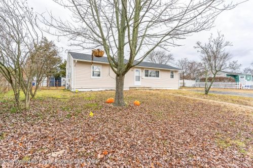21 Maplewood Dr, Bricktown NJ  08723-3353 exterior