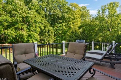 12 Stacey Ct, Sparta NJ  07871-1000 exterior